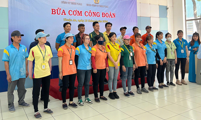 TRAO YÊU THƯƠNG CHO 80 NLĐ CÓ HOÀN CẢNH KHÓ KHĂN (7)