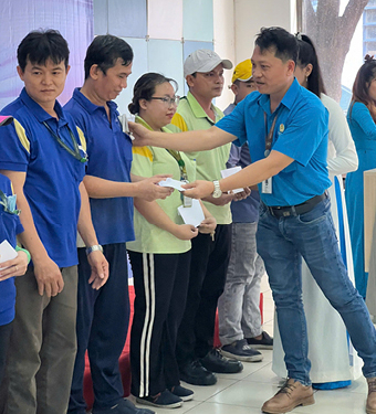TRAO YÊU THƯƠNG CHO 80 NLĐ CÓ HOÀN CẢNH KHÓ KHĂN (13)