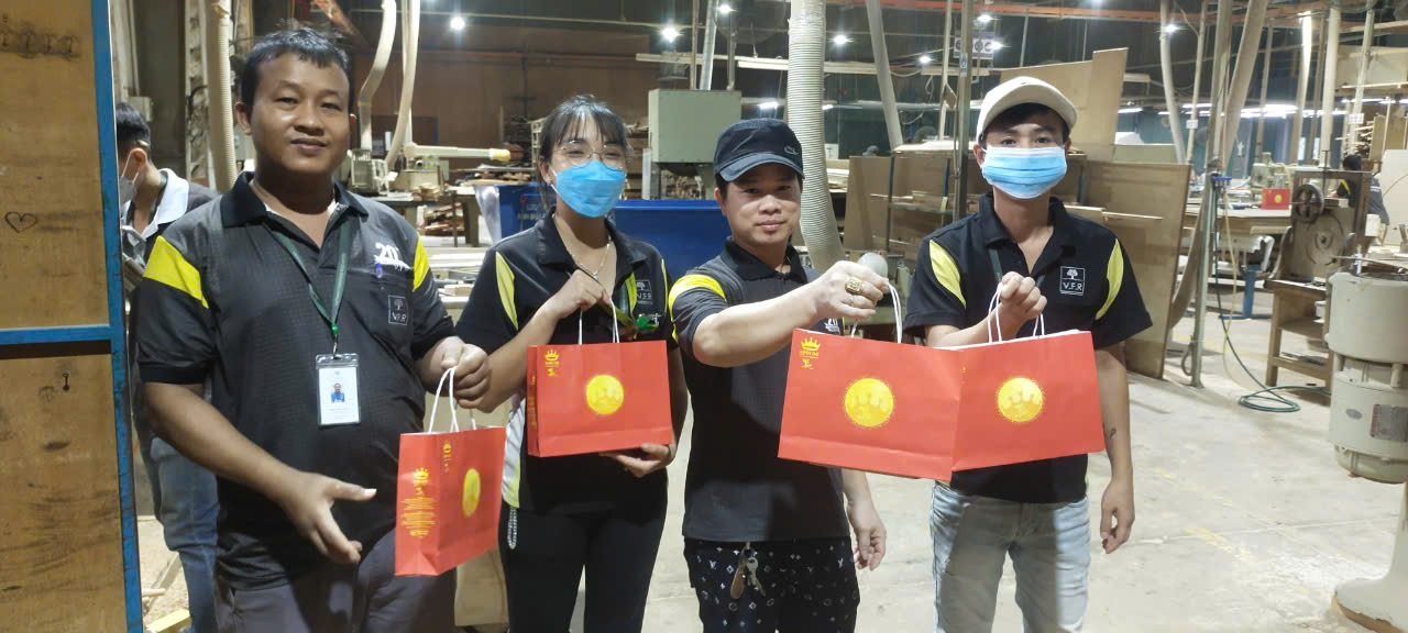 CÔNG ĐOÀN TRAO TẶNG BÁNH TRUNG THU CHO NGƯỜI LAO ĐỘNG (3)