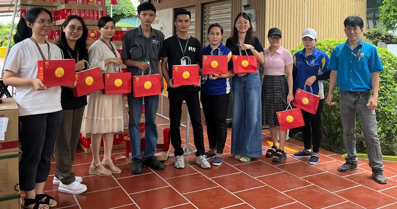 CÔNG ĐOÀN TRAO TẶNG BÁNH TRUNG THU CHO NGƯỜI LAO ĐỘNG (15)