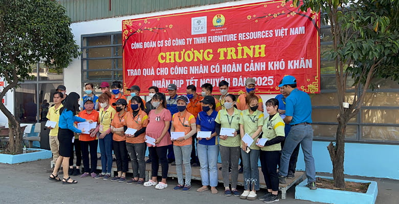 CÔNG ĐOÀN CƠ SỞ V.F.R PHỐI HỢP CÙNG LĐLĐ THÀNH PHỐ THUẬN AN TRAO QUÀ TẾT CHO NGƯỜI LAO ĐỘNG CÓ HOÀN CẢNH KHÓ KHĂN (9)