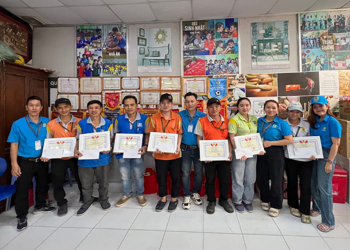 CÔNG ĐOÀN CƠ SỞ V.F.R TRAO BẰNG KHEN CHO 17 ĐOÀN VIÊN XUẤT SẮC NĂM 2024 (7)