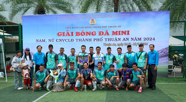 CHÚC MỪNG ĐỘI BÓNG NAM V.F.R ĐOẠT HUY CHƯƠNG  BẠC TẠI GIẢI BÓNG ĐÁ LIÊN ĐOÀN LAO ĐỘNG THÀNH  PHỐ THUẬN AN (5)