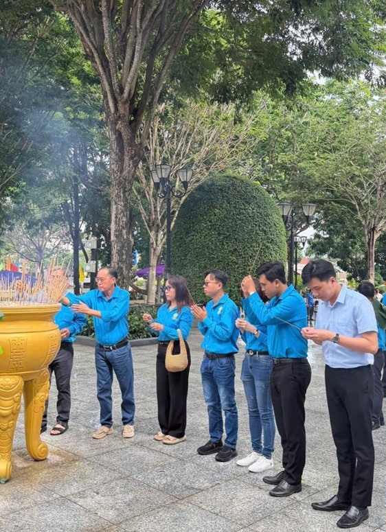 HÀNH TRÌNH VỀ NGUỒN – TRI ÂN VÀ GÌN GIỮ GIÁ TRỊ TRUYỀN THỐNG (5)
