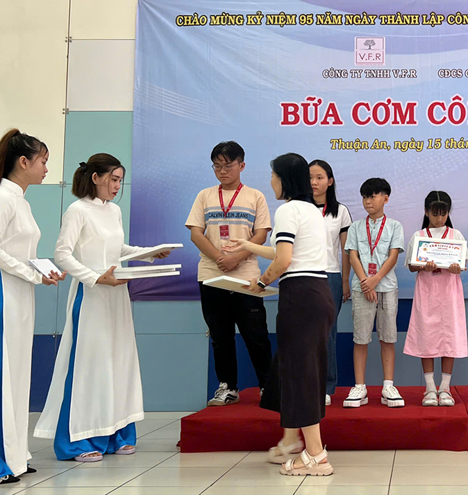 KHÍCH LỆ HỌC TẬP CHO CÁC EM HỌC SINH LÀ  CON CỦA ĐOÀN VIÊN (3)