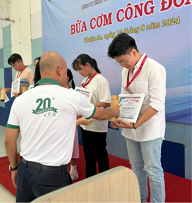 KHÍCH LỆ HỌC TẬP CHO CÁC EM HỌC SINH LÀ  CON CỦA ĐOÀN VIÊN (5)