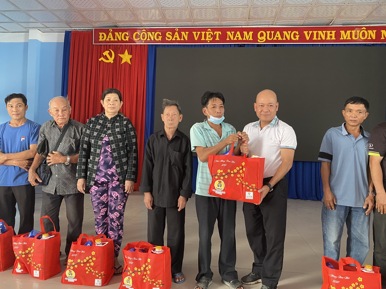 V.F.R CHUNG TAY MANG TẾT ẤM ĐẾN NHỮNG HOÀN CẢNH KHÓ KHĂN (3)