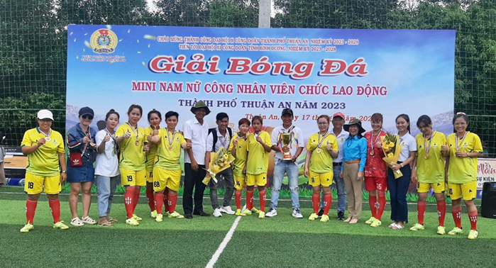CLB BÓNG ĐÁ NỮ V.F.R VINH DỰ ĐẠI DIỆN LĐLĐ TP. THUẬN AN THAM GIA GIẢI BÓNG ĐÁ TOÀN TỈNH BÌNH DƯƠNG (5)