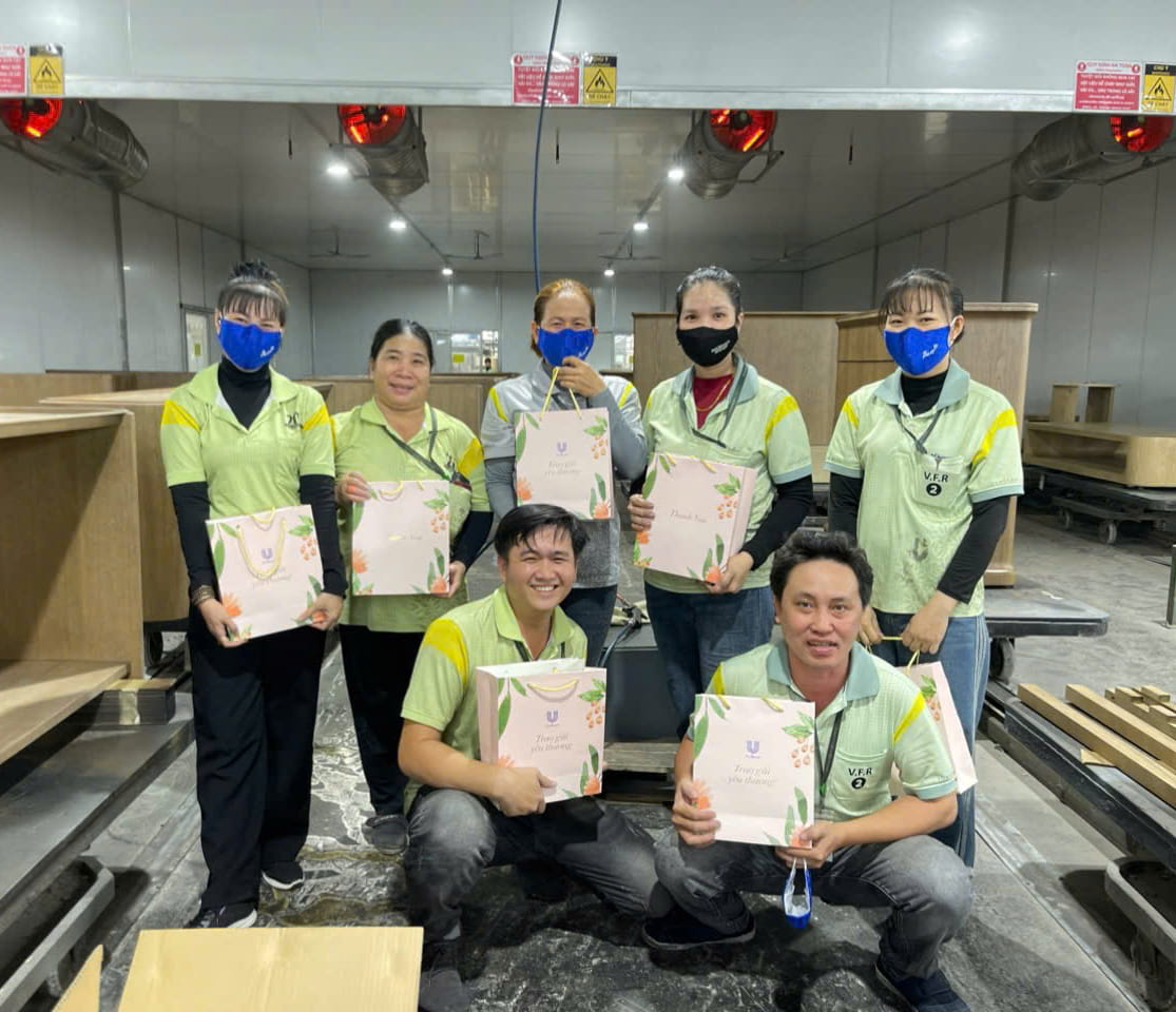 NHỮNG MÓN QUÀ VÀ ĐÓA HOA TRI ÂN PHÁI NỮ CỦA V.F.R (7)