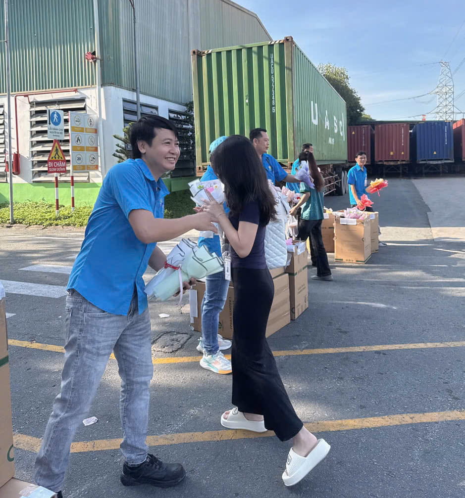 NHỮNG MÓN QUÀ VÀ ĐÓA HOA TRI ÂN PHÁI NỮ CỦA V.F.R (17)