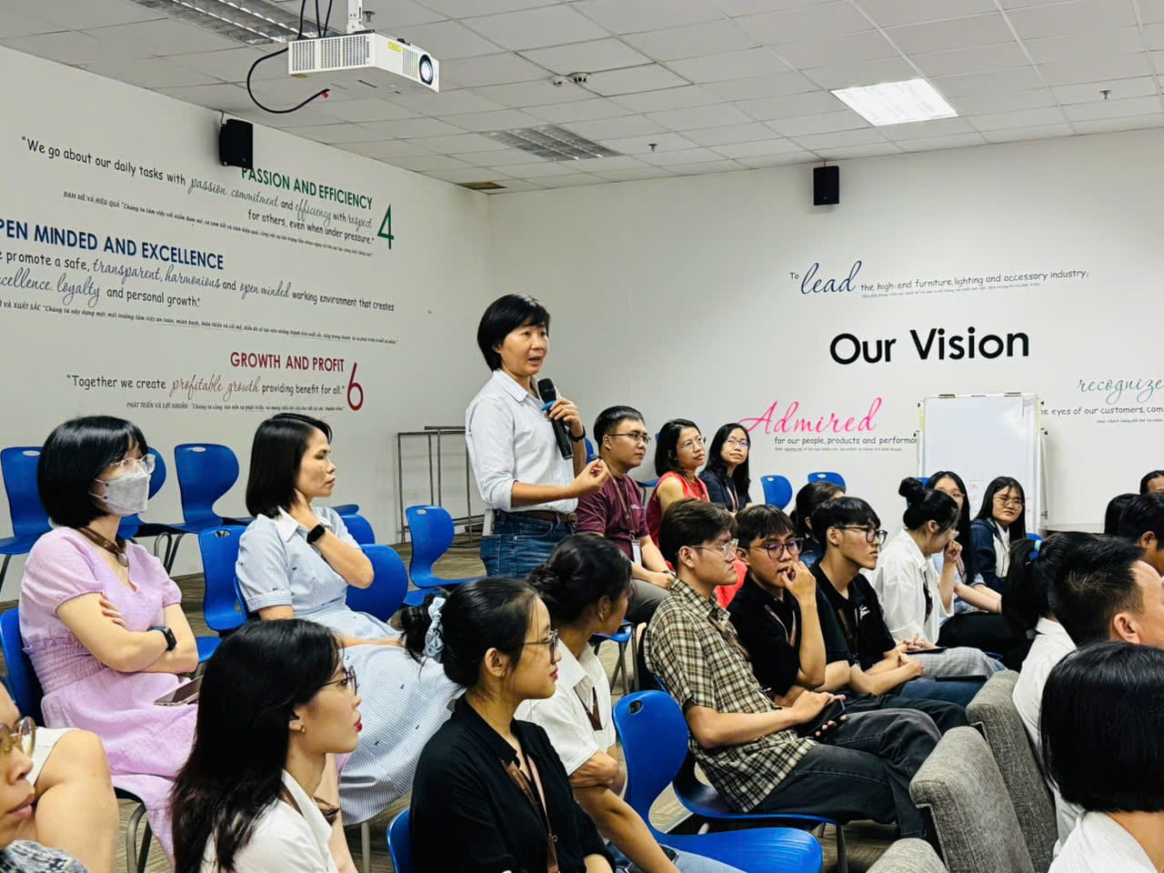 LỄ TỔNG KẾT THỰC TẬP SINH VIÊN ĐẠI HỌC QUỐC TẾ TP.HCM TẠI V.F.R (5)