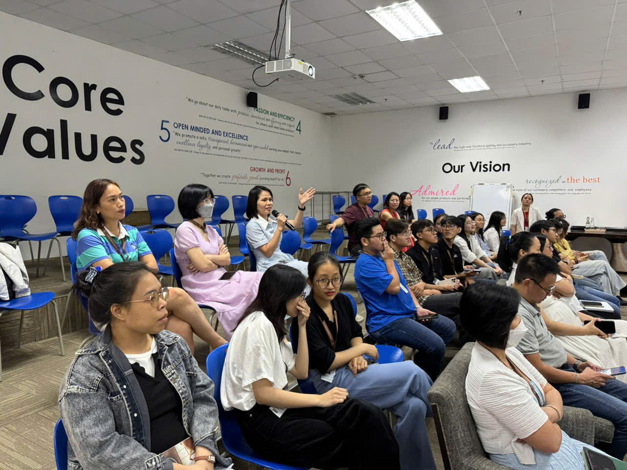 LỄ TỔNG KẾT THỰC TẬP SINH VIÊN ĐẠI HỌC QUỐC TẾ TP.HCM TẠI V.F.R (11)