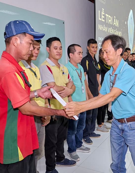 VINH DANH SỰ GẮN KẾT: LỄ TRI ÂN CÔNG NHÂN VIÊN CÓ THÂM NIÊN GẮN BÓ 5 NĂM CÙNG V.F.R (17)
