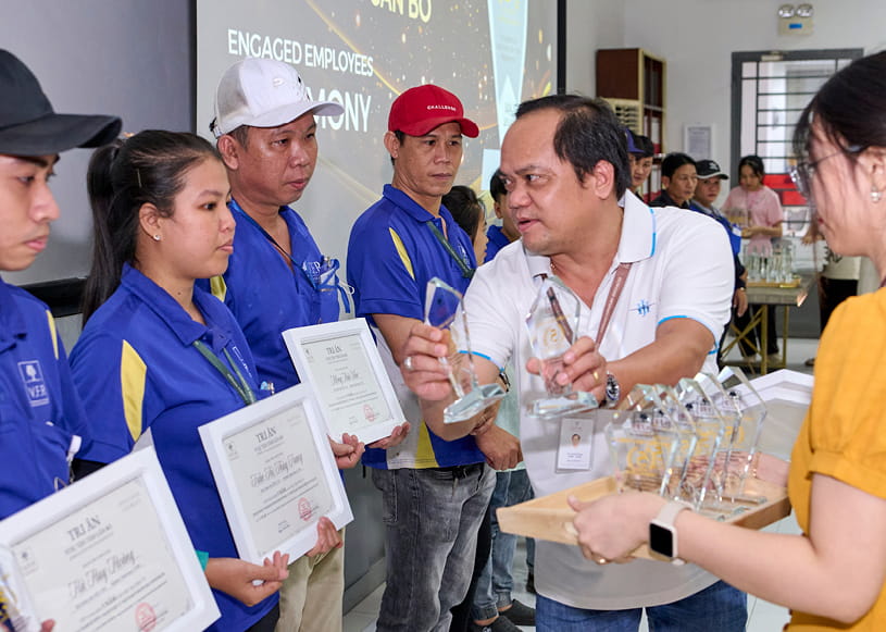 VINH DANH SỰ GẮN KẾT: LỄ TRI ÂN CÔNG NHÂN VIÊN CÓ THÂM NIÊN GẮN BÓ 5 NĂM CÙNG V.F.R (21)