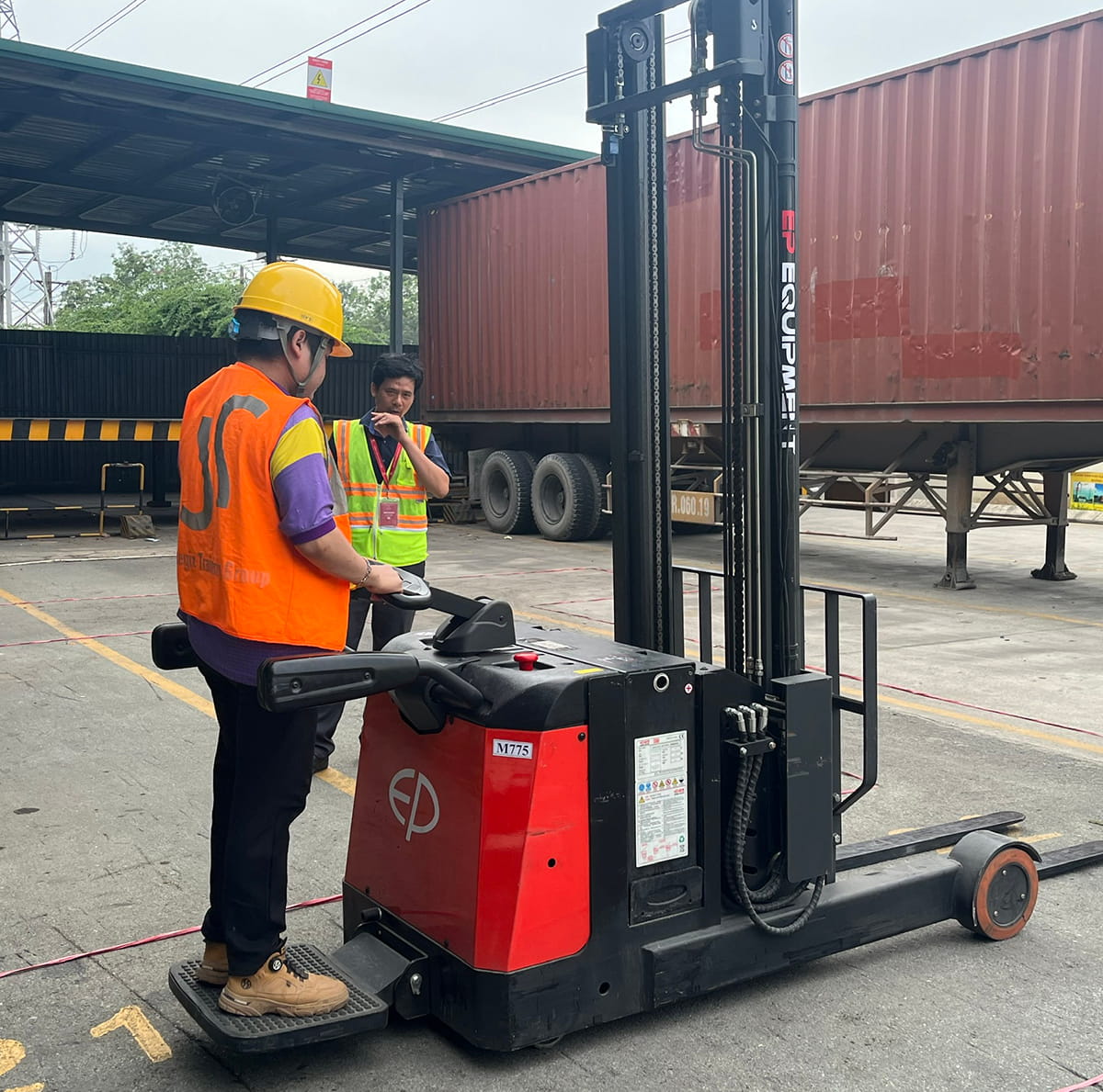 KHÓA ĐÀO TẠO “CÁCH VẬN HÀNH XE NÂNG HÀNG” TẠI V.F.R (5)