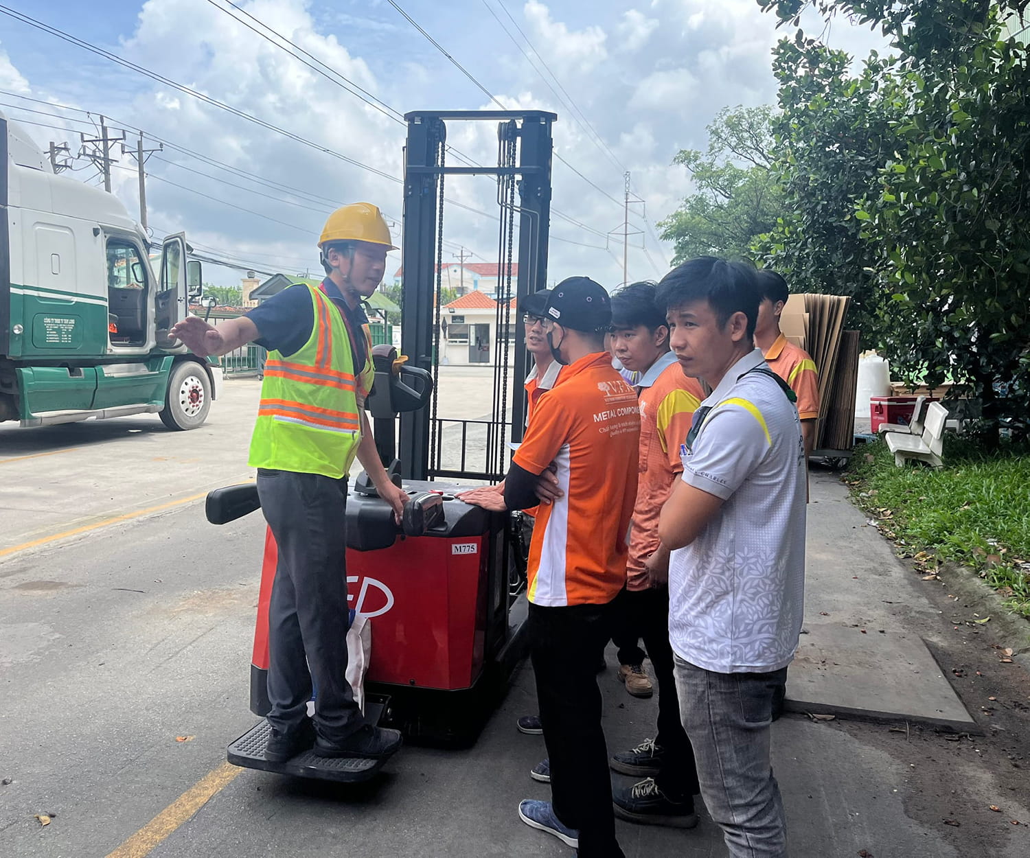 KHÓA ĐÀO TẠO “CÁCH VẬN HÀNH XE NÂNG HÀNG” TẠI V.F.R (7)