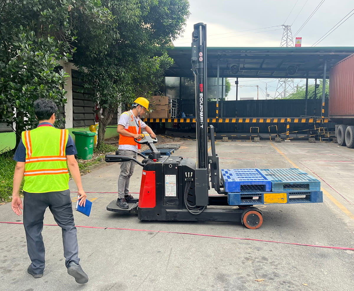 KHÓA ĐÀO TẠO “CÁCH VẬN HÀNH XE NÂNG HÀNG” TẠI V.F.R (9)