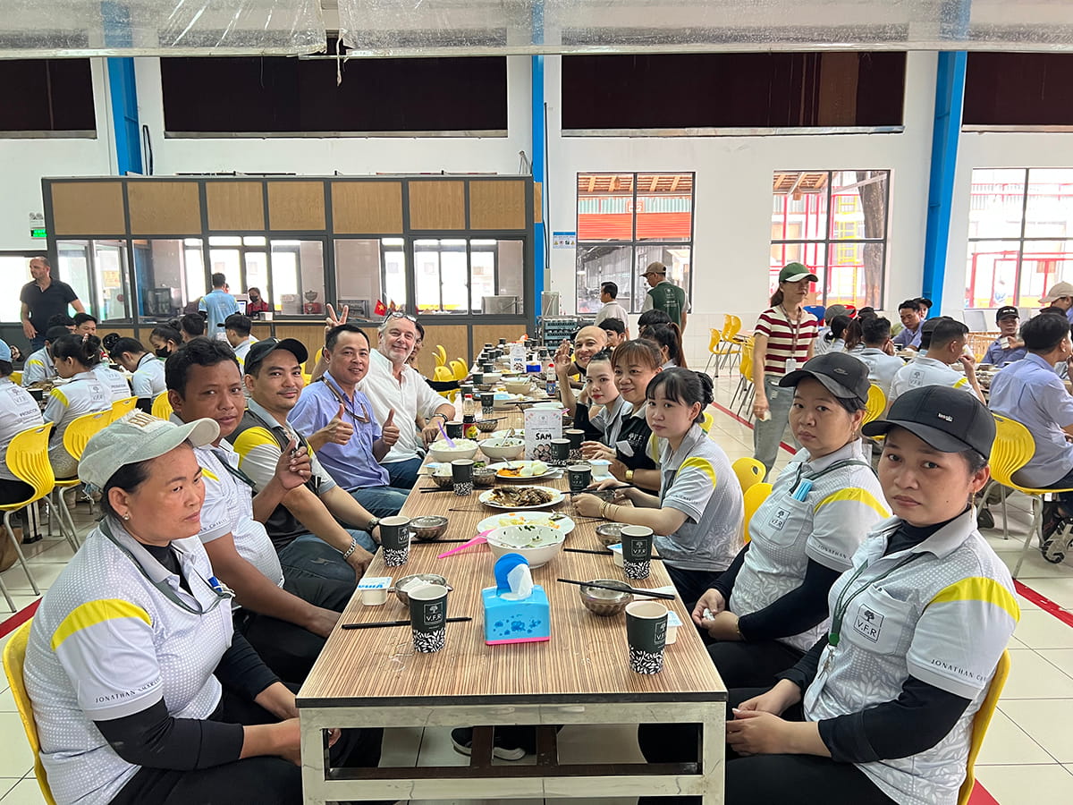 BỮA TRƯA THÂN MẬT CHÀO ĐÓN THÀNH VIÊN MỚI – GẮN KẾT ĐẠI GIA ĐÌNH V.F.R