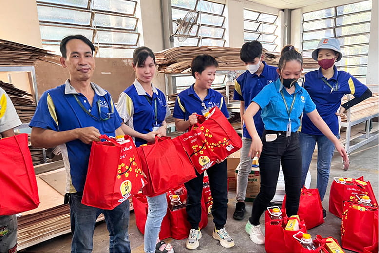 XUÂN ẤM NO CÔNG ĐOÀN V.F.R GỬI QUÀ TẾT NGUYÊN ĐÁN 2024 CHO TOÀN THỂ NGƯỜI LAO ĐỘNG (5)