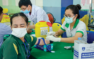 LẤY MÁU ĐỂ XÉT NGHIỆM – NHỮNG ĐIỀU NGƯỜI LAO ĐỘNG CẦN BIẾT
